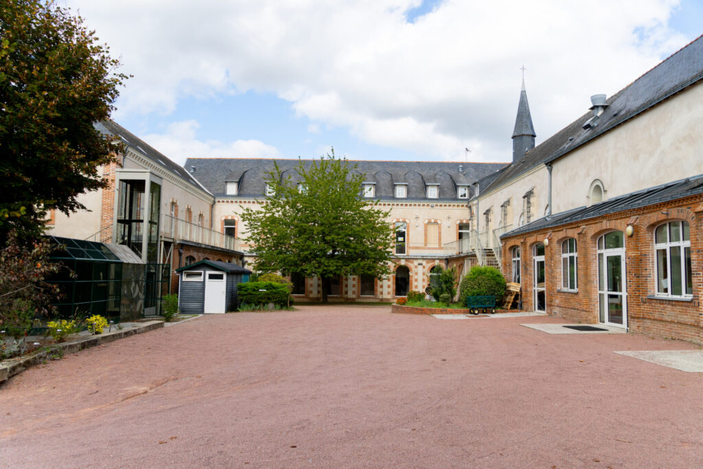 Lycée Robert d'Arbrisseau - cour principale